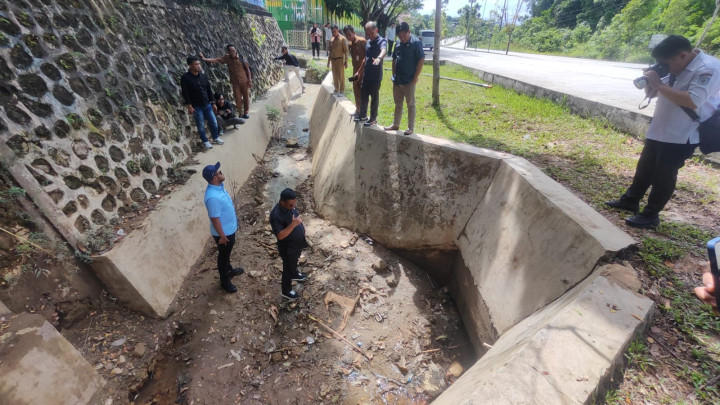 Sisa Material Cor Proyek di Bonles Dibuang ke Drainase Bikin Jalan Tergenang, Gorong-Gorong Juga Ditutup
