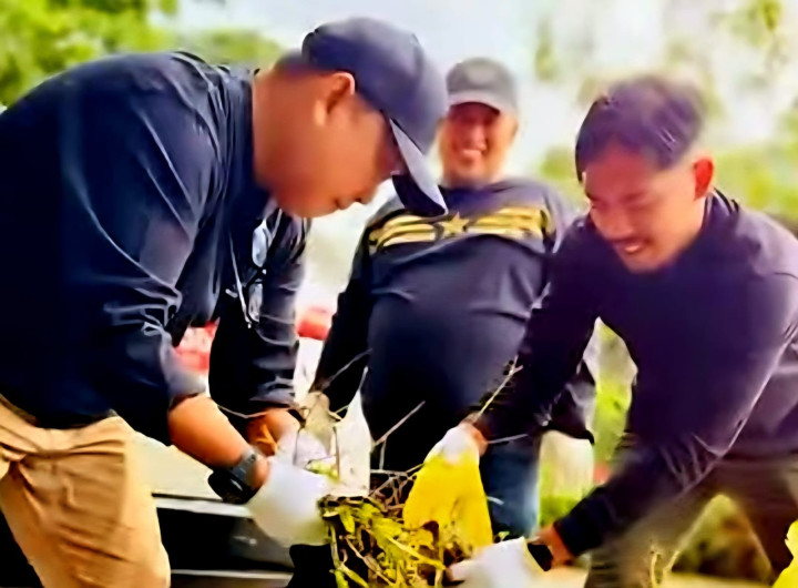 Jumat Bersih: Ciptakan Lingkungan Bersih dan Momen Eratkan Pegawai DPMPTSP dan Masyarakat
