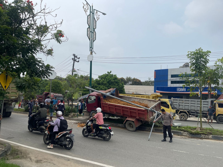 Kecelakaan di KM6 Bontang, Truk Hantam PJU di Media Jalan