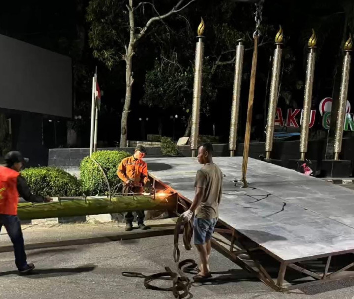 Papan Reklame di Media Jalan Dibongkar, Dimulai dari Tugu Selamat Datang