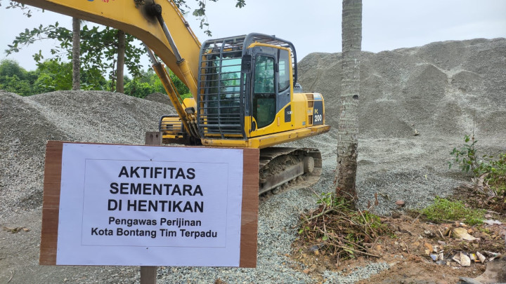 Pemkot Segel Lokasi Penumpukan Batu Koral di Saleba; Pemilik Diminta Pindahkan Material