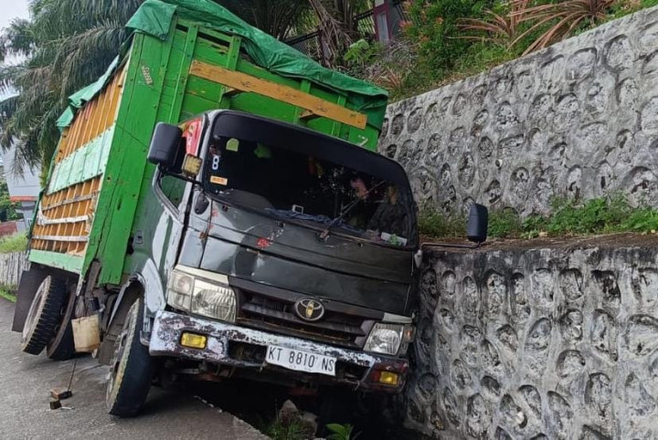 Tak Kuat Menanjak, Truk Terperosok di Jalan Cipto