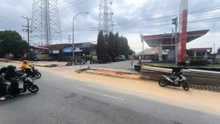 Antrean BBM Menumpuk di Tanjung Laut; SPBU Akawy Tak Jual Solar Gegara Proyek Drainase