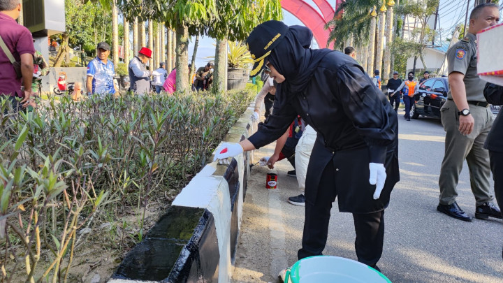 Jaga Keindahan Kota dan Irit Anggaran, Wali Kota dan ASN Gotong Royong Cat Median Jalan Kusam