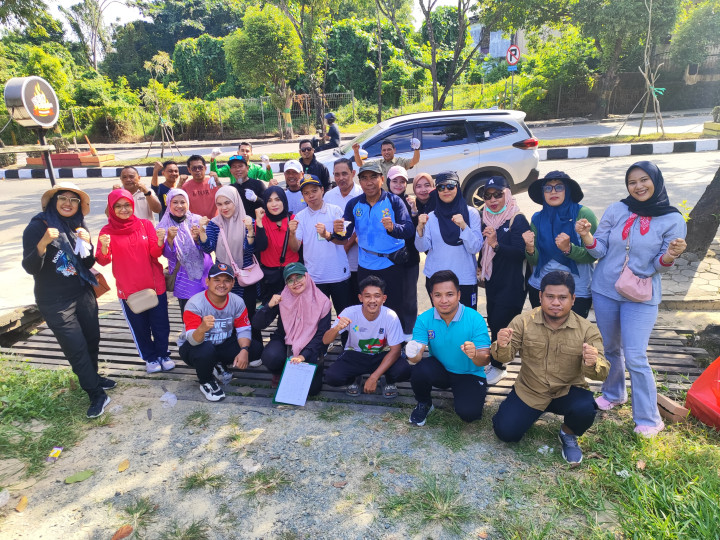 Perindah Wajah Kota, Tim dari Kecamatan Bontang Utara Cat Median Jalan