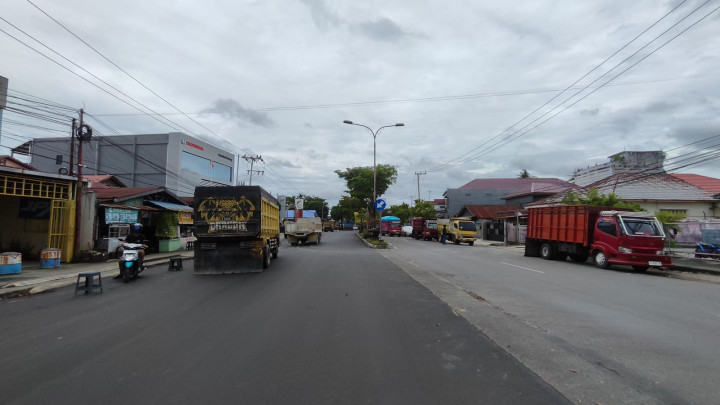 Truk Antre BBM Mengular di SPBU Tanjung Laut; Ruas Jalanan Menyempit