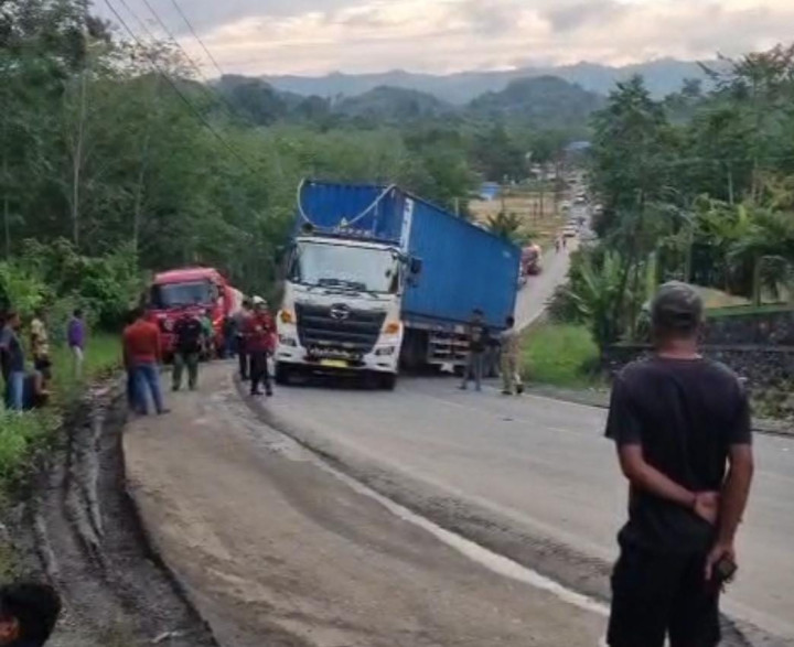 Truk Trailer Melintang di Poros Bontang-Samarinda, Akses Jalan Lumpuh