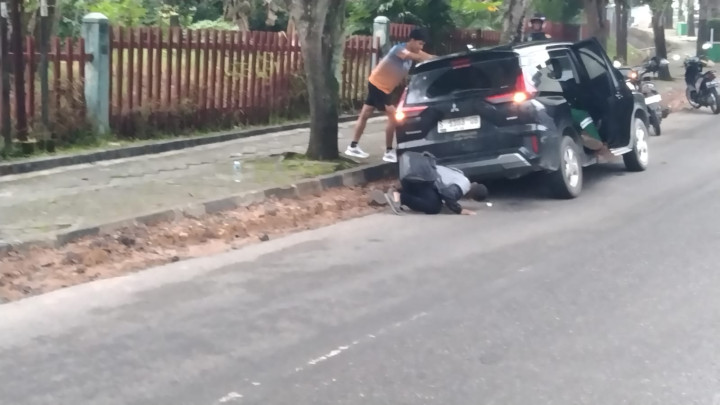 Mobil Terperosok ke Bekas Galian Proyek Pipa di Brigjend Katamso