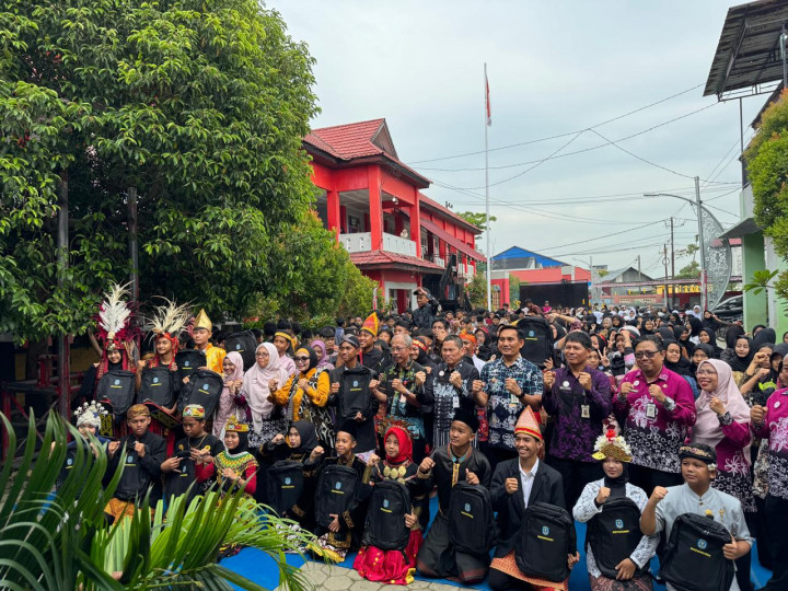 Disdikbud Salurkan Tas Sekolah; Wali Kota : Ini Bentuk Kepedulian Pemkot dengan Dunia Pendidikan