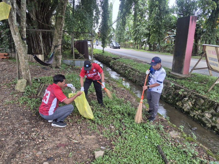 Dukung Program Gesit, DPM-PTSP Turunkan 8 Pegawai Bersih-bersih di Kelurahan Satimpo
