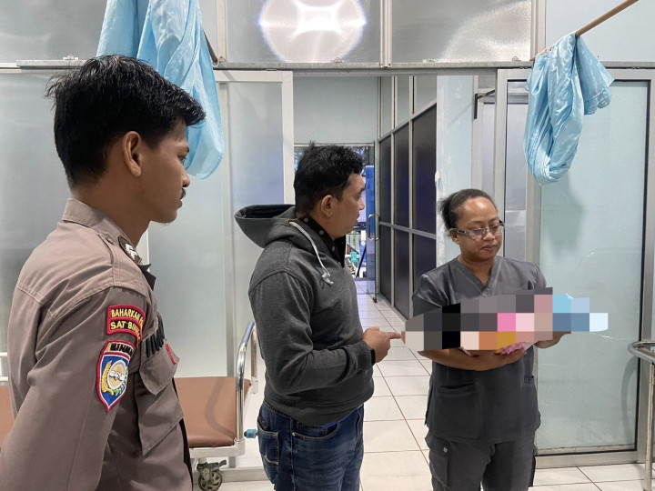 Bayi Laki-laki Masih dengan Ari-Ari Ditemukan di Mobil Pick Up Warga yang Parkir di Garasi