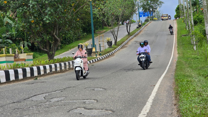 Kondisi Jalan S Parman Bontang; Aspal Mengelupas, Jalanan Berlubang Bahayakan Pengendara