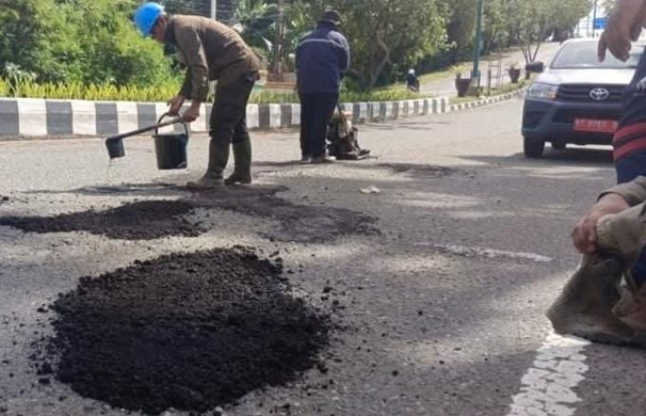Wali Kota Neni Perintahkan Dinas PUPR Perbaiki Seluruh Jalan Rusak di Bontang