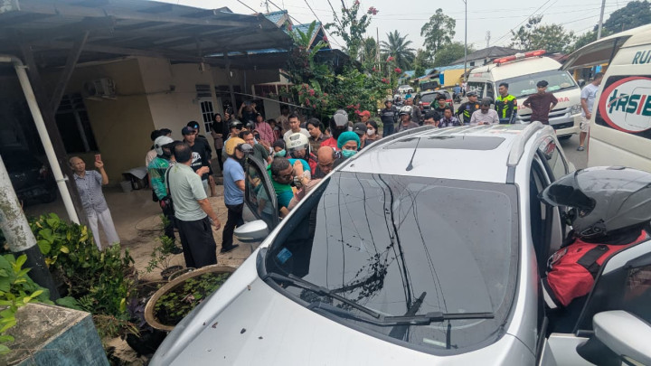 Diduga Serangan Jantung, Pengemudi Ford Silver Oleng Tabrak Tiang di Jalan HOP Badak LNG
