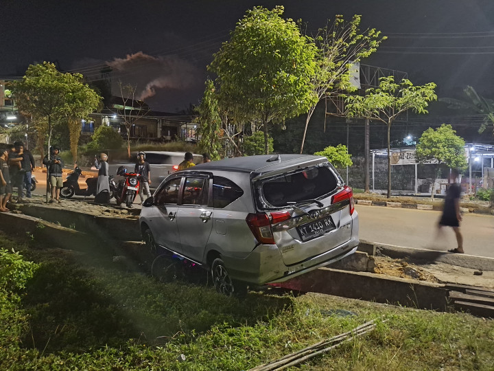 Gagal Nanjak di KM 6 Bontang; Sigra Mundur Hantam Pemotor