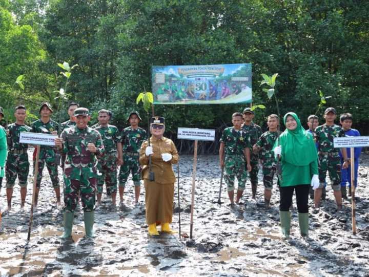 Jaga Ekosistem Pesisir, Neni dan Persit Tanam Puluhan Mangrove di Bontang Selatan
