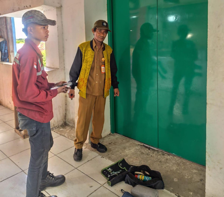 Marsunah Pikul Dagangan Sayur Naik Turun Tangga di Pasar Rawa Indah; Lift Sudah 1 Bulan Tak Jalan