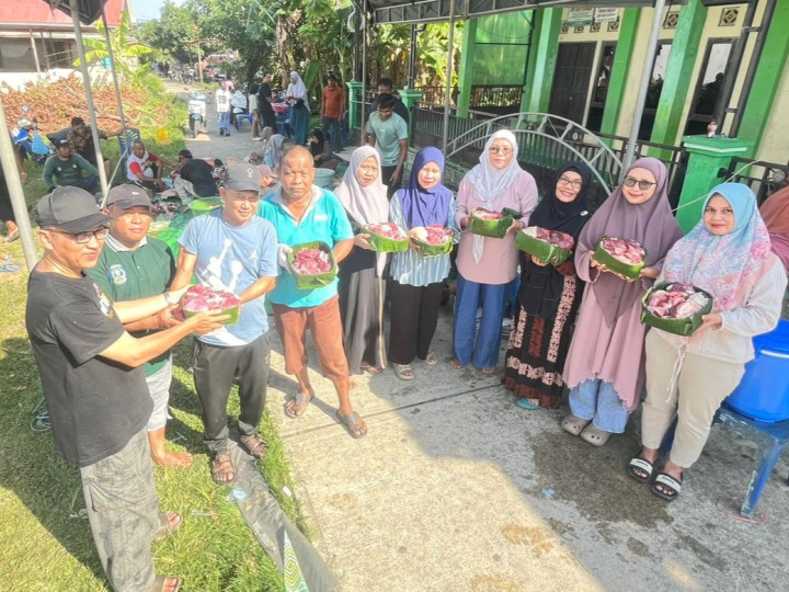 Memupuk Gotong Royong dan Kecintaan Lingkungan Warga Pesisir Tanjung Laut Lewat Idul Adha
