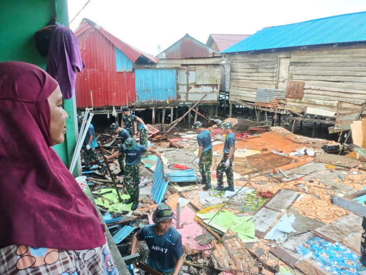 Nelangsa Hatija, Rumah Kenangan Peninggalan Suami Ambruk saat Cucu Masih Tertidur