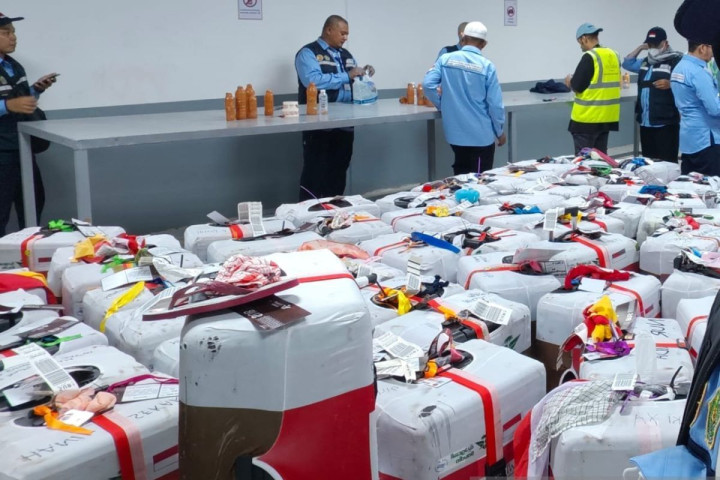 Demi Oleh-Oleh Tetap Terbawa, Jemaah Haji Rela Pakai Hingga 10 Lapis Gamis di Bandara