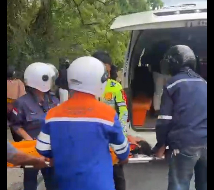 Ditabrak Pelajar di Jalan Tembus PKT, Petugas Kebersihan Dilarikan ke Rumah Sakit