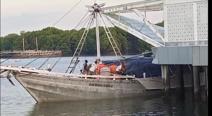 Kapal Nelayan Tabrak Moncong Masjid Terapung di Loktuan