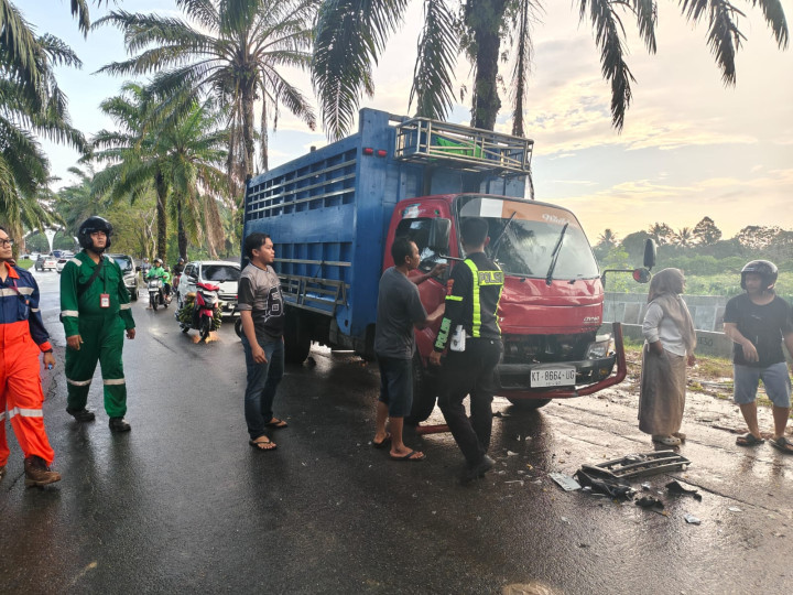 Kronologi Kecelakaan di HOP; Motor Hantam Truk di tengah Hujan Deras