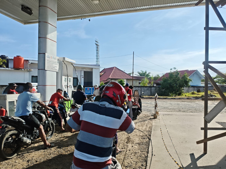 Pertamax Melambung; Warga Beralih Beli Pertalite, Berebut Antrean dengan Penjual Bensin Eceran