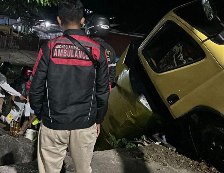Tak Kuat Menanjak di Tanjakan KM 6 Bontang, Truk Terperosok ke Drainase