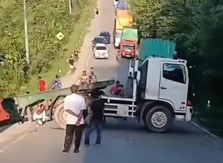 Truk Kontainer Melintang di Tengah Jalan, Poros Samarinda-Bontang Padat Merayap