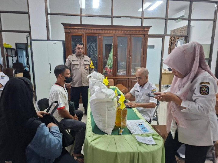 13.753 Warga Bontang Kembali Terima Bantuan Beras dan Minyak Goreng Bulan Ini