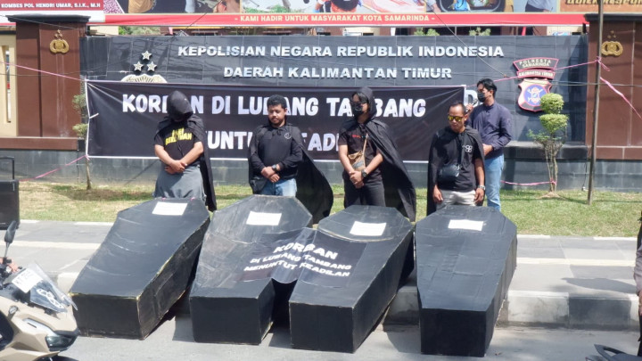 Bawa Empat Peti Jenazah ke Polresta Samarinda; Jatam Laporkan PT ECI, Dianggap Lalai