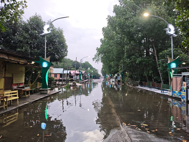 Hindari Banjir Rob, Warga Bontang Kuala Berangkat Kerja dan Sekolah Sejak Subuh