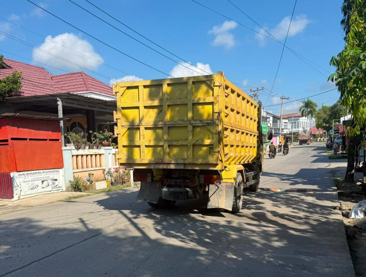 Material Batu Koral Kembali Berceceran di Jalan, Warga Tanjung Laut Indah Geram