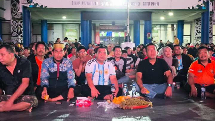 Nobar di Halaman Kantor DPM-PTSP Dibanjiri Penonton