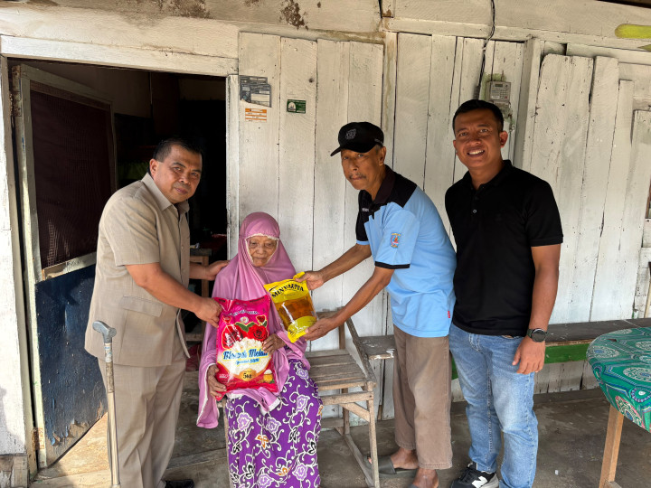 Wawali Bontang Tengok Tetangga Warga Bontang Baru yang Sakit dan Beri Bantuan Sembako