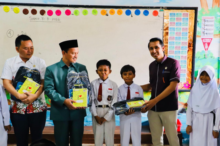 Dewan Dorong Sekolah Segera Bagikan Seragam dan Perlengkapan ke Murid