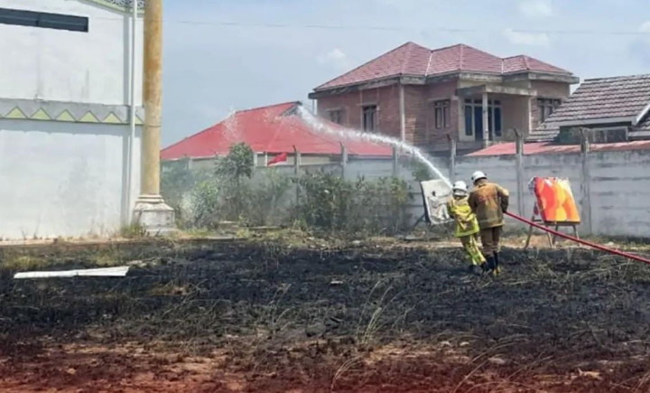 Lahan di Stadion Lang-Lang Terbakar Siang Bolong; Petugas Jinakkan Api Kurang dari 10 Menit