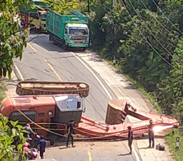 Lalin Jalan Poros Bontang - Samarinda Lumpuh Total, Trailer Pengangkut Alat Berat Terbalik Tutup Badan Jalan