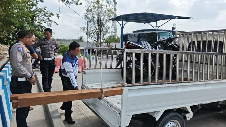 Seruduk Mobil Muat Kayu Ulin di Loktuan, Pemotor Tewas
