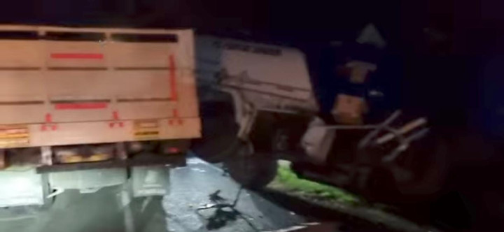 Tabrakan Beruntun di Poros Samarinda-Bontang, Supir Terjepit 