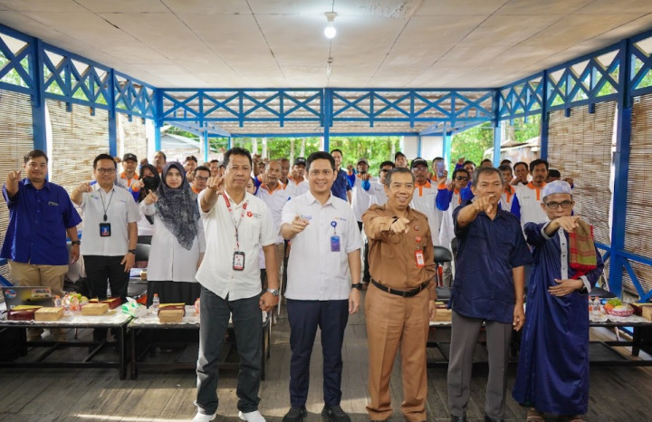 Tekan Biaya Produksi, Pupuk Kaltim Latih Pembudidaya Bontang Buat Pakan Ikan Mandiri