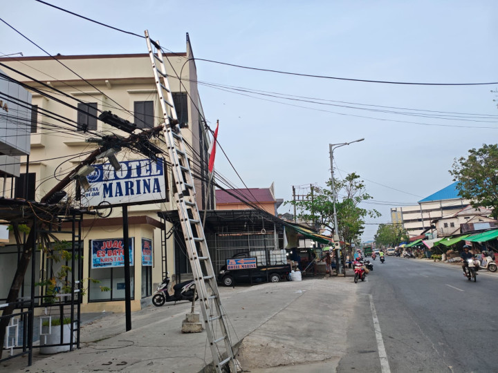 Bahayakan Pengendara, Kabel Telekomunikasi di Bontang Nyaris Ambruk & Semrawut 