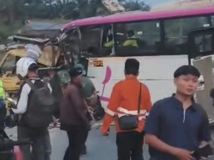 Bus Tambang Adu Banteng dengan Truk di Poros Bontang-Samarinda, Supir Terjepit