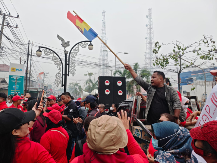 Geram Pemadaman Bergilir, Warga Geruduk dan Lempari Kantor PLN Bontang Telur Busuk