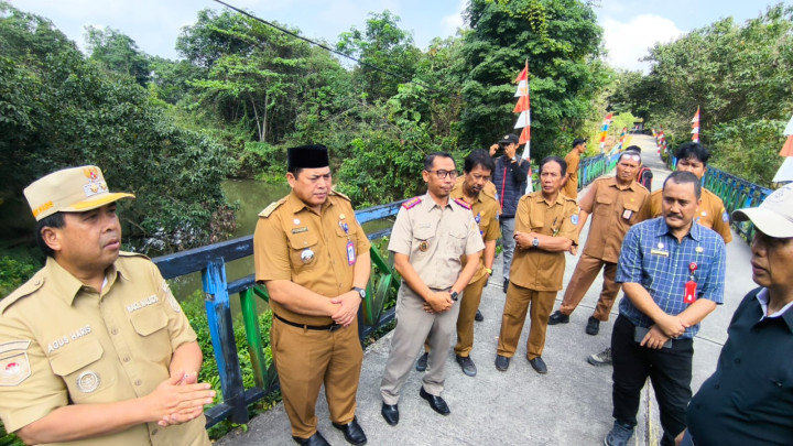 Murid dan Guru SMP 5 Bontang Bertaruh Nyawa Lewat Jembatan yang Mulai Rusak