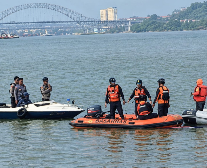 Setelah 26 Jam Pencarian, Bocah 11 Tahun Ditemukan Tersangkut di Batu Dasar Sungai Mahakam