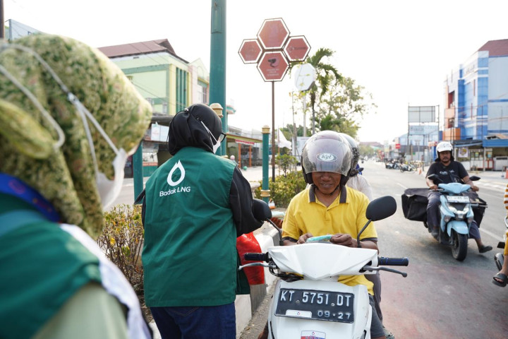 Tanggap Kabut Asap di Bontang, Badak LNG Bagikan Ribuan Masker Gratis