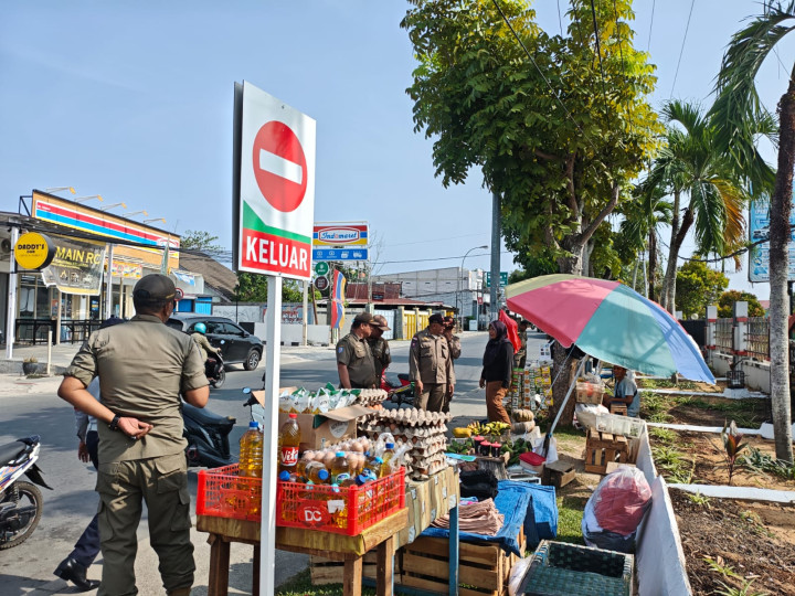 Dishub-Satpol Tertibkan PKL di Trotoar Tanjung Limau, Petugas Berjaga hingga Senja