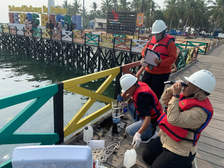 DLH Uji Sampel dan Telusuri Sumber Pencemaran di Perairan Beras Basah